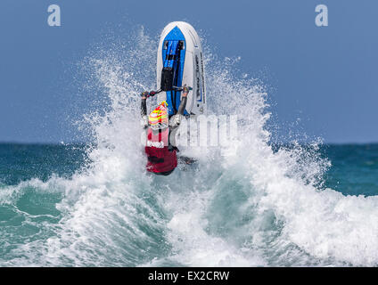 Rider en compétition au tour du monde de l'IFWA 2015 Championnat de Jet Ski, plage de Fistral, Cornwall, UK Banque D'Images