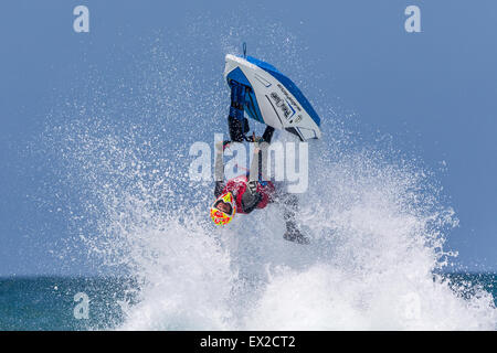 Rider en compétition au tour du monde de l'IFWA 2015 Championnat de Jet Ski, plage de Fistral, Cornwall, UK Banque D'Images