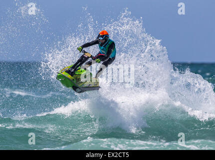 Rider en compétition au tour du monde de l'IFWA 2015 Championnat de Jet Ski, plage de Fistral, Cornwall, UK Banque D'Images