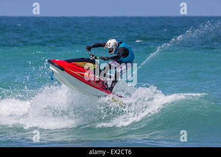 Rider en compétition au tour du monde de l'IFWA 2015 Championnat de Jet Ski, plage de Fistral, Cornwall, UK Banque D'Images