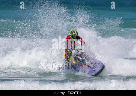 Rider en compétition au tour du monde de l'IFWA 2015 Championnat de Jet Ski, plage de Fistral, Cornwall, UK Banque D'Images