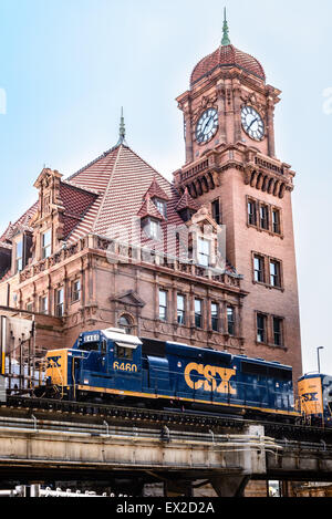 La CSX Train de fret passant de Main Street Station, Richmond, Virginia Banque D'Images