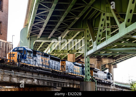 La CSX Train de fret passant de Main Street Station, Richmond, Virginia Banque D'Images