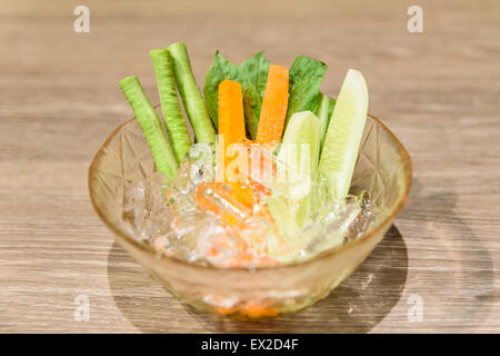 Légumes frais avec de la glace dans un bol, selective focus Banque D'Images