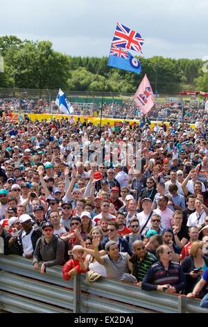 Silverstone, Northants, UK. 05 juillet, 2015. La Formule 1 Grand Prix de Grande-Bretagne. La foule sur la piste en regardant le podium des présentations. Credit : Action Plus Sport/Alamy Live News Banque D'Images