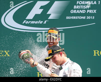 Silverstone, Grande-Bretagne. 5 juillet, 2015. La Grande-Bretagne Lewis Hamilton (ci-dessus) de l'équipe Mercedes célèbre après 2015 Grand Prix de Grande-Bretagne de Formule 1 au circuit de Silverstone, en Grande-Bretagne, le 5 juillet 2015. Credit : Han Yan/Xinhua/Alamy Live News Banque D'Images