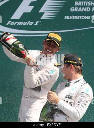 Silverstone, Grande-Bretagne. 5 juillet, 2015. La Grande-Bretagne Lewis Hamilton (L) de l'équipe Mercedes célèbre avec son coéquipier Nico Rosberg après 2015 Grand Prix de Grande-Bretagne de Formule 1 au circuit de Silverstone, en Grande-Bretagne, le 5 juillet 2015. Credit : Han Yan/Xinhua/Alamy Live News Banque D'Images