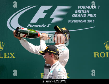 Silverstone, Grande-Bretagne. 5 juillet, 2015. La Grande-Bretagne Lewis Hamilton (ci-dessus) de l'équipe Mercedes célèbre après 2015 Grand Prix de Grande-Bretagne de Formule 1 au circuit de Silverstone, en Grande-Bretagne, le 5 juillet 2015. Credit : Han Yan/Xinhua/Alamy Live News Banque D'Images