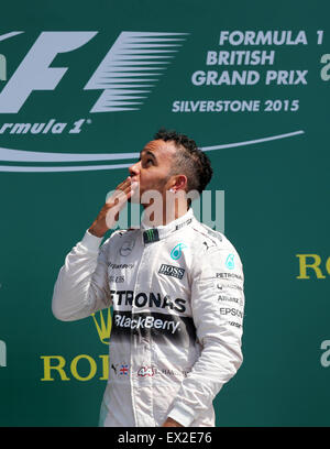 Silverstone, UK. 5 juillet, 2015. La Grande-Bretagne Lewis Hamilton de l'équipe Mercedes célèbre avec le trophée après 2015 Grand Prix de Grande-Bretagne de Formule 1 au circuit de Silverstone, en Grande-Bretagne le 5 juillet 2015. Credit : Han Yan/Xinhua/Alamy Live News Banque D'Images