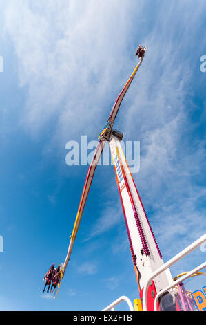 Les gens monter à 100ft tourner fête foraine ride Banque D'Images