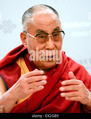 Francfort-sur-Main, Allemagne. 14 mai, 2014. Le dalaï-lama, chef spirituel du Tibet, s'exprime lors d'une conférence de presse à Francfort-sur-Main, Allemagne, 14 mai 2014. Le dalaï-lama est sur une visite de quatre jours à Francfort. Photo : ARNE DEDERT/dpa/Alamy Live News Banque D'Images