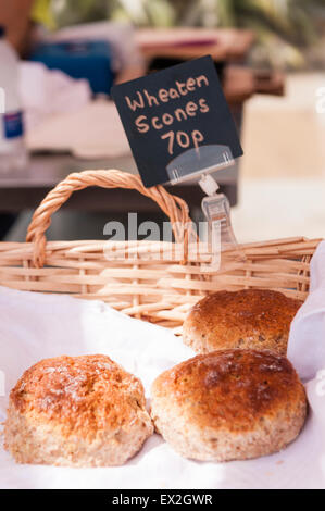 Scones irlandais wheaten à vendre at a market stall Banque D'Images