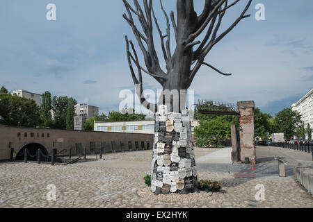 Arbre commémoratif sur l'emplacement de l'ancienne prison Pawiak, Varsovie, Pologne Banque D'Images