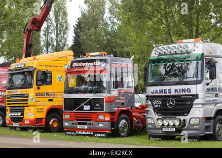 Les cabines de camion garé sous les arbres à un show ground en Angleterre Banque D'Images