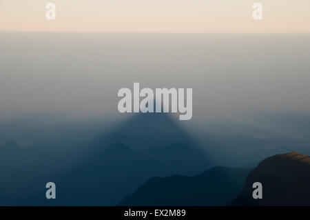 Adam's Peak Contexte Shadow - Sri Lanka Banque D'Images