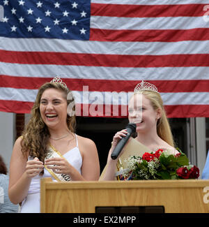 Wantagh, New York, USA. 4e juillet 2015. KAYLA KNIGHT, 2014 Miss Wantagh, sourit à côté de KERI nouvellement couronné BALNIS, Mlle Wantagh, 2015 qui aura la parole à la tribune, lors de la cérémonie de Miss Pageant Wantagh, membre de longue date date de l'indépendance tradition sur Long Island, tenue à Wantagh école après la Parade du 4 juillet. Depuis 1956, le concours de Miss Wantagh, qui n'est pas un concours de beauté, les sociétés d'un élève du secondaire basée principalement sur l'excellence universitaire et le service communautaire. Credit : Ann E Parry/Alamy Live News Banque D'Images