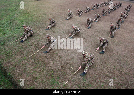 Recrute des policiers paramilitaires assister à une session de formation sur une base militaire à Suining, province du Sichuan, le 4 mars 2010. VC Banque D'Images