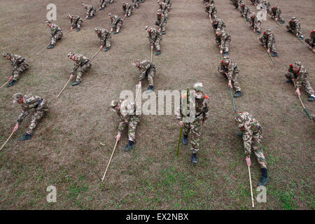 Recrute des policiers paramilitaires assister à une session de formation sur une base militaire à Suining, province du Sichuan, le 4 mars 2010. VC Banque D'Images