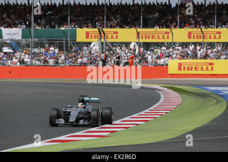 Towcester, UK. 5 juillet, 2015. LEWIS HAMILTON de Grande-Bretagne et Mercedes AMG Petronas F1 Team durs au cours de la Formule 1 2015 Grand Prix de Grande-Bretagne à Silverstone Circuit dans Towcester, Royaume-Uni. Credit : James/Gasperotti ZUMA Wire/Alamy Live News Banque D'Images