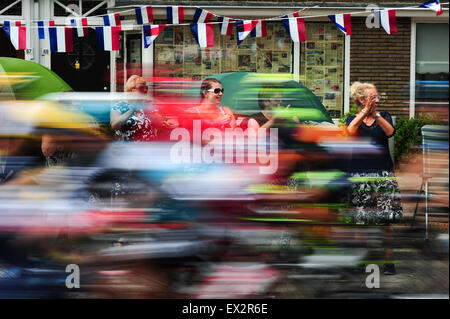 Utrecht, Pays-Bas. 5. Juillet, 2015. Amateurs de vélo saluer les coureurs qui passent à travers les rues d'Utrecht pendant la deuxième étape du Tour de France aux Pays-Bas. Photo : Miroslav Dakov/ Alamy Live News Banque D'Images