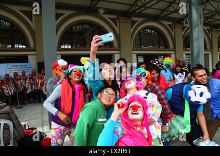 La Paz, Bolivie, le 5 juillet 2015. Un groupe de clowns posent pour une à selfies un événement pour célébrer la visite prochaine du Pape François à la Bolivie. Banque D'Images