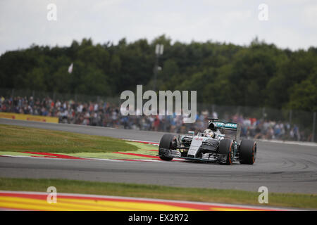 Towcester, UK. 5 juillet, 2015. LEWIS HAMILTON de Grande-Bretagne et Mercedes AMG Petronas F1 Team durs au cours de la Formule 1 2015 Grand Prix de Grande-Bretagne à Silverstone Circuit dans Towcester, Royaume-Uni. Credit : James/Gasperotti ZUMA Wire/Alamy Live News Banque D'Images