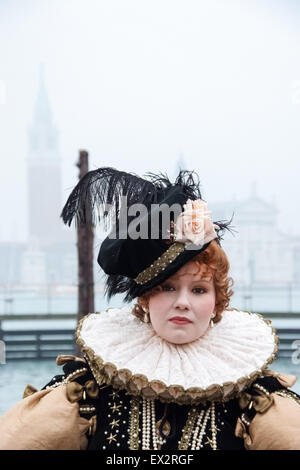 Femme non identifiée avec masque de carnaval de Venise à Venise, Italie. Banque D'Images