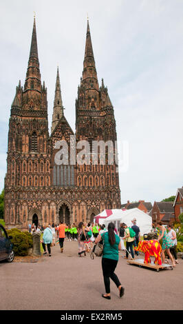 Lichfield, dans le Staffordshire, au Royaume-Uni. Le 04 juillet, 2015. L'un des plus de 30 Éléphants peints arrivant à la Cathédrale de Lichfield Staffordshire en Angleterre, le samedi 4 juillet 2015 pour célébrer l'ouverture de Lichfield Festival a dix jours de l'événement avec des dizaines d'événements d'artistes et d'écrivains. Crédit : David Keith Jones/Alamy Live News Banque D'Images