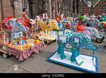 Lichfield, dans le Staffordshire, au Royaume-Uni. Le 04 juillet, 2015. Les éléphants et peint la danse indienne Danse Artistes Sansaar en dehors de la cathédrale de Lichfield Staffordshire en Angleterre, le samedi 4 juillet 2015 pour célébrer l'ouverture de Lichfield Festival a dix jours de l'événement avec des dizaines d'événements d'artistes et d'écrivains. Crédit : David Keith Jones/Alamy Live News Banque D'Images