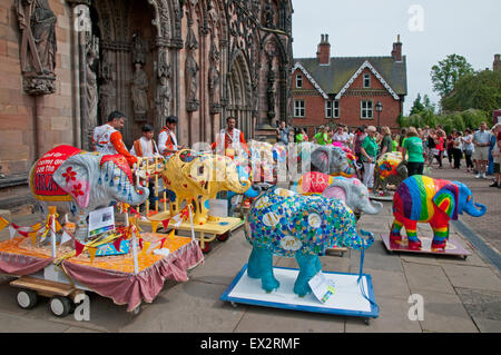 Lichfield, dans le Staffordshire, au Royaume-Uni. Le 04 juillet, 2015. Les éléphants et peint la danse indienne Danse Artistes Sansaar en dehors de la cathédrale de Lichfield Staffordshire en Angleterre, le samedi 4 juillet 2015 pour célébrer l'ouverture de Lichfield Festival a dix jours de l'événement avec des dizaines d'événements d'artistes et d'écrivains. Crédit : David Keith Jones/Alamy Live News Banque D'Images