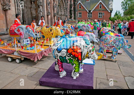 Lichfield, dans le Staffordshire, au Royaume-Uni. Le 04 juillet, 2015. Les éléphants et peint la danse indienne Danse Artistes Sansaar en dehors de la cathédrale de Lichfield Staffordshire en Angleterre, le samedi 4 juillet 2015 pour célébrer l'ouverture de Lichfield Festival a dix jours de l'événement avec des dizaines d'événements d'artistes et d'écrivains. Crédit : David Keith Jones/Alamy Live News Banque D'Images