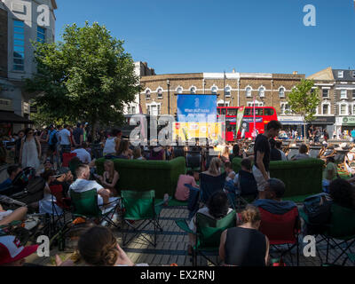 Wimbledon, Londres, Royaume-Uni. 4e juillet 2015. Wimbledon baigne dans un bain de soleil à la fin de la première semaine de tennis. Credit : Malcolm Park editorial/Alamy Live News Banque D'Images