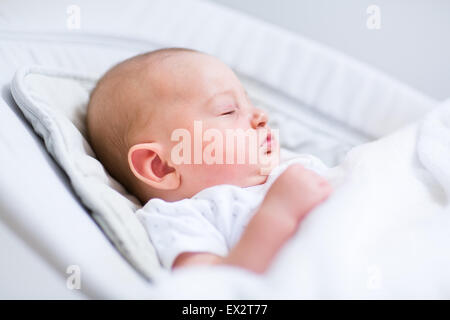 Portrait d'un bébé nouveau-né de dormir dans un videur présidence sous une couverture blanche Banque D'Images