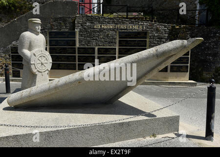 La sculpture commémorative pour les marins qui ont péri en mer, d'Audierne, Finistère, Bretagne, France. Banque D'Images