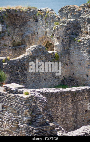 Ruines romaines de grotte di catullo près de Sirmione sur le lac de Garde en Italie. Banque D'Images