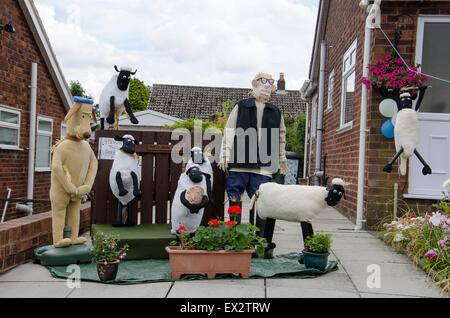 Blackrod, UK - Les épouvantails à village scarecrow festival à l'été 2015 Banque D'Images