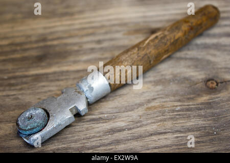 Vintage point rouleau coupe-verre sur fond de bois Banque D'Images