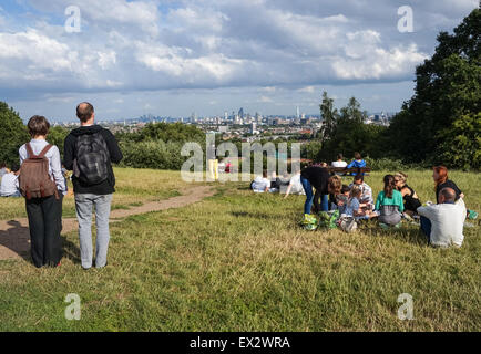 Londoniens appréciant un après-midi ensoleillé au sommet de Parliament Hill, Hampstead Heath à Londres, Angleterre Royaume-Uni Banque D'Images