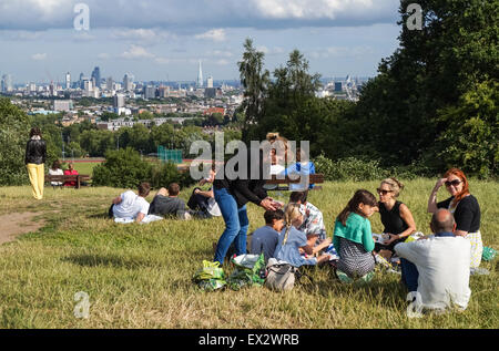 Londoniens appréciant un après-midi ensoleillé au sommet de Parliament Hill, Hampstead Heath à Londres, Angleterre Royaume-Uni Banque D'Images