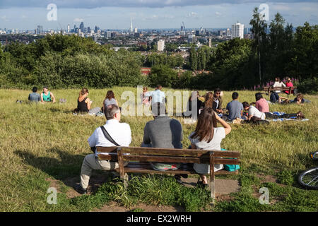 Londoniens appréciant un après-midi ensoleillé au sommet de Parliament Hill, Hampstead Heath à Londres, Angleterre Royaume-Uni Banque D'Images