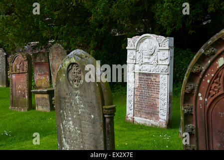 Pierre tombale d'huntsman John Peel, dans le cimetière de l'église St Kentigern, Caldbeck, Cumbria, Angleterre, Royaume-Uni Banque D'Images