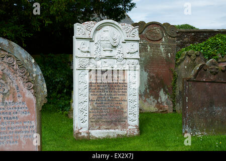 Pierre tombale d'huntsman John Peel, dans le cimetière de l'église St Kentigern, Caldbeck, Cumbria, Angleterre, Royaume-Uni Banque D'Images