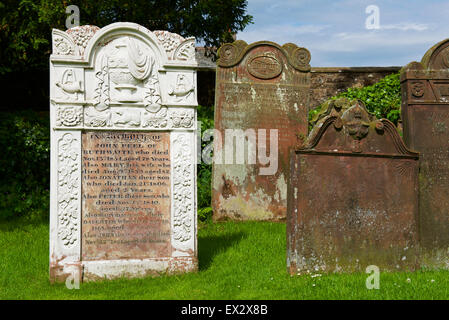 Pierre tombale d'huntsman John Peel, dans le cimetière de l'église St Kentigern, Caldbeck, Cumbria, Angleterre, Royaume-Uni Banque D'Images