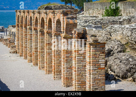 Ruines romaines de grotte di catullo près de Sirmione sur le lac de Garde en Italie. Banque D'Images