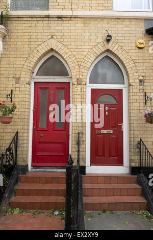 Deux portes avant rouge élégant comme église voûtée Banque D'Images