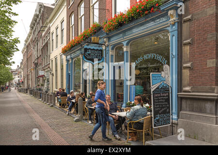 Cafétéria populaire sur l'Oude Delft, dans le centre-ville historique de Delft, Hollande méridionale, Pays-Bas, l'Europe. Banque D'Images