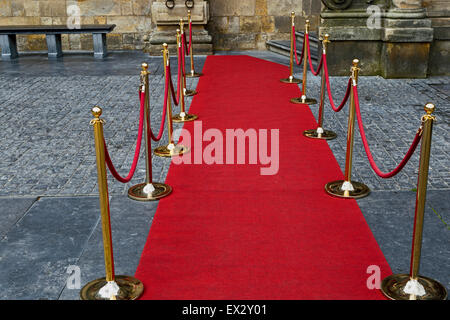 Rope les obstacles et tapis rouge, placé en face de l'Hôtel de ville de Delft, Hollande méridionale, Pays-Bas. Banque D'Images