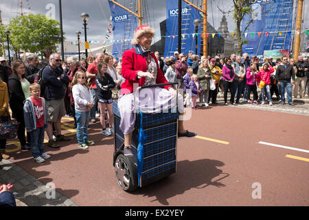 Granny Tourismo Segway Panier Grannies Funny Banque D'Images