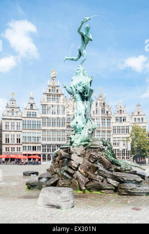 Belgique, Anvers, Grote markt - statue Brabo et maisons de guilde Banque D'Images