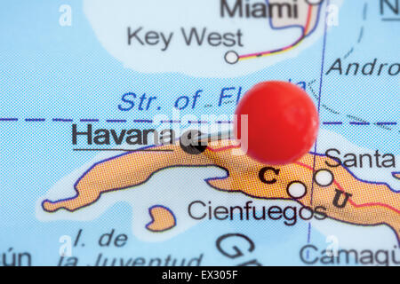 Close-up d'une punaise rouge sur une carte de La Havane, Cuba Banque D'Images